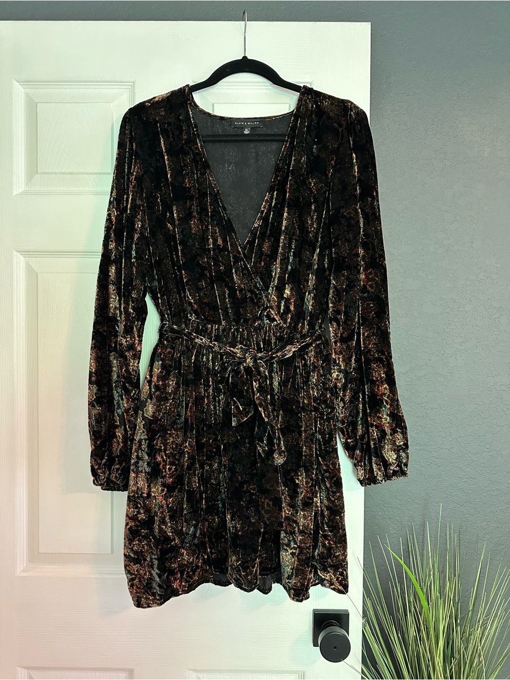 Slate & Willow Velvet Floral Surplice Dress - Brown/Black
